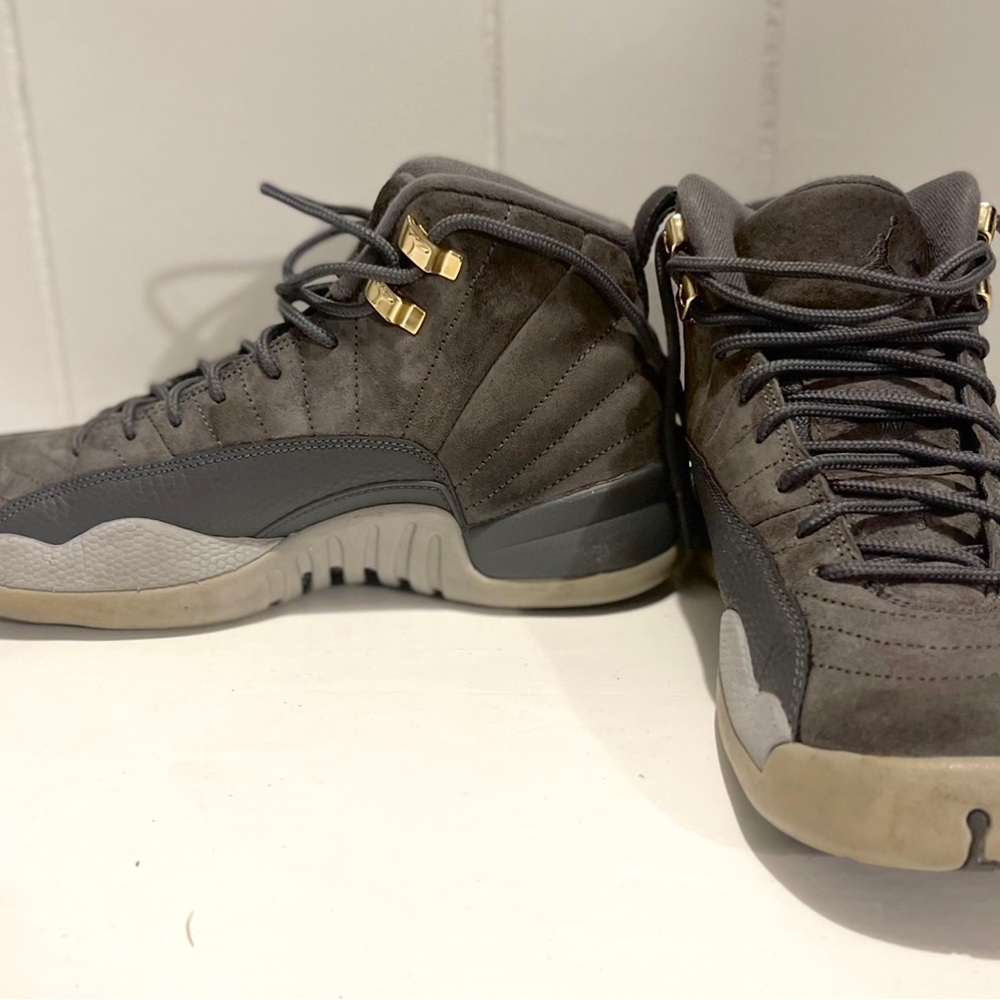 Air Jordan retro 12 dark grey, size 6.5 grade school